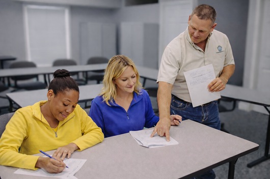 2 people completing medical respiratory questionnaire